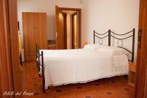 a bedroom with a large white bed in a room at B&B del Borgo in Laino Borgo