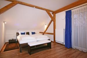 1 dormitorio con cama blanca y cortinas azules en Ferienwohnung Am Kurpark -Wohnung 3,150qm- mit Lift, en Garmisch-Partenkirchen
