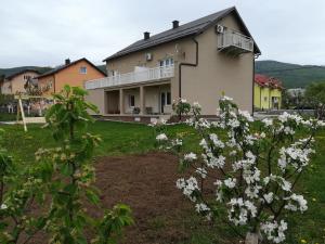 Zahrada ubytování Apartment and Rooms Aračić