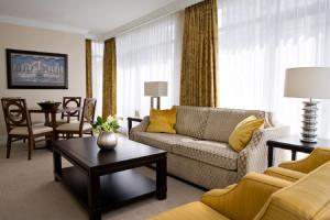 Ruang duduk di L'Hermitage Hotel