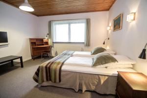 Un pat sau paturi într-o cameră la Dalby Hotel