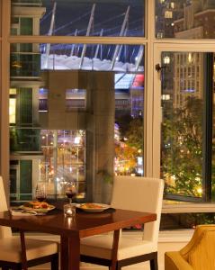 Ruang duduk di L'Hermitage Hotel