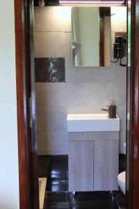 カト・ダラトソにあるYour Homeのバスルーム(洗面台、鏡付)