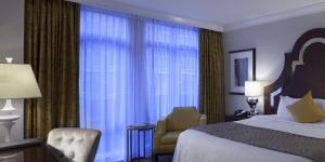 Katil atau katil-katil dalam bilik di L'Hermitage Hotel