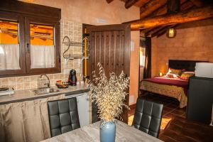 A kitchen or kitchenette at Apartamentos Rurales El Casarejo