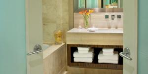 Bilik mandi di L'Hermitage Hotel