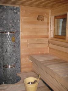 Koupelna v ubytování Pyhäkirnu Cottage + 37 fotografií