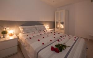 フエンヒロラにあるNadine's Placeのベッドルーム1室(赤いバラの大きなベッド1台付)