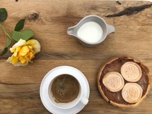 einen Tisch mit einer Tasse Kaffee und einer Schüssel Milch in der Unterkunft Resort Il Gallo Senone in Senigallia