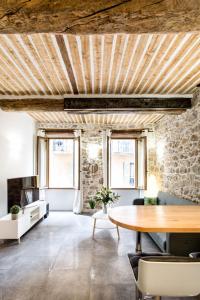アンティーブにあるCharming Appartmentの木製の天井とテーブル付きのリビングルーム