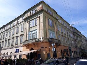 リヴィウにあるТеатральна#Ilike#の通りの角にある大きな建物