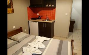 cocina con cama y lavabo en una habitación en Nopi Rooms, en Olympiakí Aktí