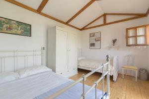 Katil atau katil-katil dalam bilik di Glamping Green Istria Tiny Houses