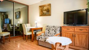 salon z telewizorem i jadalnią w obiekcie MSC Apartments Zakopane Centrum Classic w Zakopanem