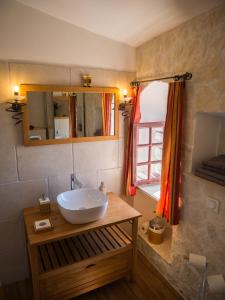 La salle de bains est pourvue d'un lavabo et d'un miroir. dans l'établissement Eze Monaco middle of old town of Eze Vieux Village Romantic Hideaway with spectacular sea view, à Èze