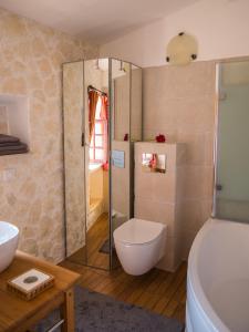 La salle de bains est pourvue d'une douche, de toilettes et d'un lavabo. dans l'établissement Eze Monaco middle of old town of Eze Vieux Village Romantic Hideaway with spectacular sea view, à Èze