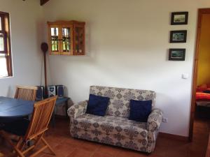 sala de estar con silla y mesa en Jardim do Triângulo - Alojamento local, en Manadas