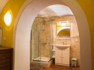 ロクブリュヌ・カップ・マルタンにあるRomantic Hideaway Roquebrune-Cap Martin/Monaco near castleのシャワーと洗面台付きのバスルーム +12枚の写真