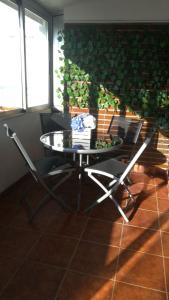 a table and chairs in a room with a plant at Liberdadeflat4u in Braga