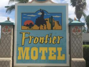 una señal para la parte delantera del motel fronterizo en Frontier Motel en Anaheim