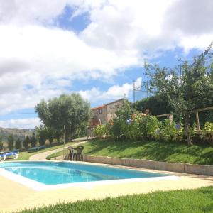 una piscina en el patio de una casa en Refugio dos Cregos, en Riba de Mouro