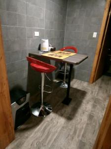 escritorio con taburete rojo y mesa con silla en El Pionero, en Coyhaique