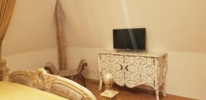 Televízia a/alebo spoločenská miestnosť v ubytovaní Karlsbad Prestige