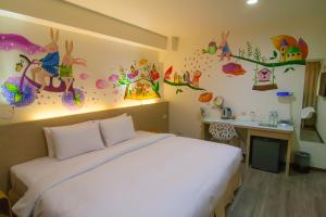1 dormitorio con cama y escritorio. en Legend Hotel Kaohsiung Liuhe, en Kaohsiung