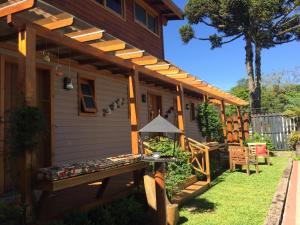 a house with a pergola in the yard at Cabanas Belo Destino in Gramado