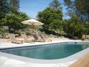 EntrecasteauxにあるThe Provence Villaのプールサイドの椅子とパラソル