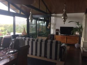 Μια τηλεόραση ή/και κέντρο ψυχαγωγίας στο Casa dos Amigos - A luxury home in the nature