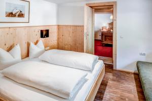 Ein Bett oder Betten in einem Zimmer der Unterkunft Alpengasthof Zollwirt