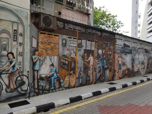 een muurschildering aan de zijkant van een gebouw met mensen erop bij Nordiska @ Majestic Ipoh in Ipoh