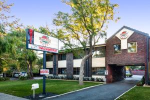 a building with a sign in front of it at Kings Park Motel in Perth