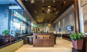 un ristorante con bar al centro di una stanza di The B Hotel Alabang a Manila