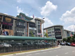 un grupo de edificios en una calle de la ciudad en Buff Evo Soho Bangi Sentral with NETFLIX & WiFi en Bangi