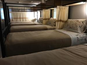 En eller flere senge i et værelse på Siriwan Hostel