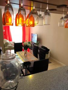 una sala da pranzo con tavolo, sedie e luci di Departamento Libertad a La Serena