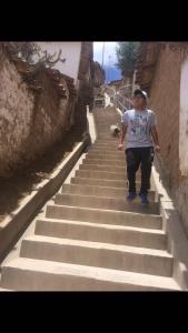 Ein Mann steht auf einer Treppe in der Unterkunft Wichana Wasi in Cusco