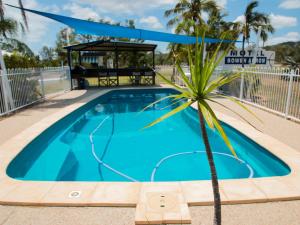 The swimming pool at or close to Birch Motel Bowen