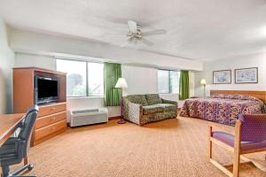 Area tempat duduk di Super 8 by Wyndham Stamford/New York City Area