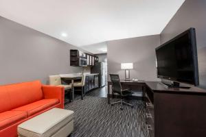 Televízia a/alebo spoločenská miestnosť v ubytovaní Hawthorn Suites by Wyndham Columbus West