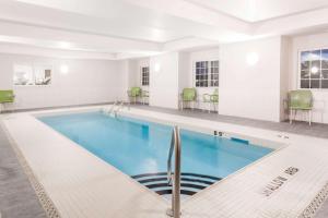 Bazén v ubytování Microtel Inn & Suites Sault Ste. Marie nebo v jeho okolí