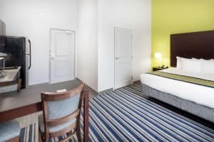 Postel nebo postele na pokoji v ubytování Hawthorn Extended Stay by Wyndham Midland