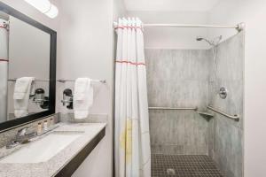 ein Bad mit einer Dusche und einem Waschbecken in der Unterkunft Hawthorn Suites by Wyndham Midland in Midland