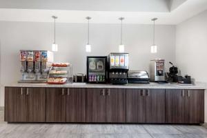 Příslušenství pro přípravu čaje a kávy v ubytování Hawthorn Extended Stay by Wyndham Midland
