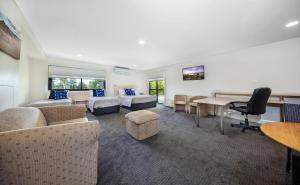- un salon avec un canapé et une table dans l'établissement Belconnen Way Hotel & Serviced Apartments, à Canberra