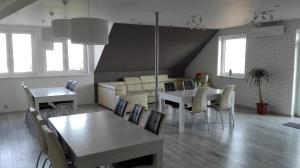 Fałkowo的住宿－Tropikalna Odnowa，客厅配有桌椅和沙发