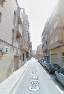 eine leere Straße mit am Straßenrand geparkt in der Unterkunft Gran Notch in Alicante