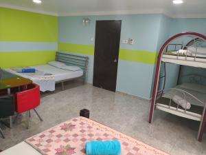 Postel nebo postele na pokoji v ubytování Kristal Inn Hotel UITM Shah Alam